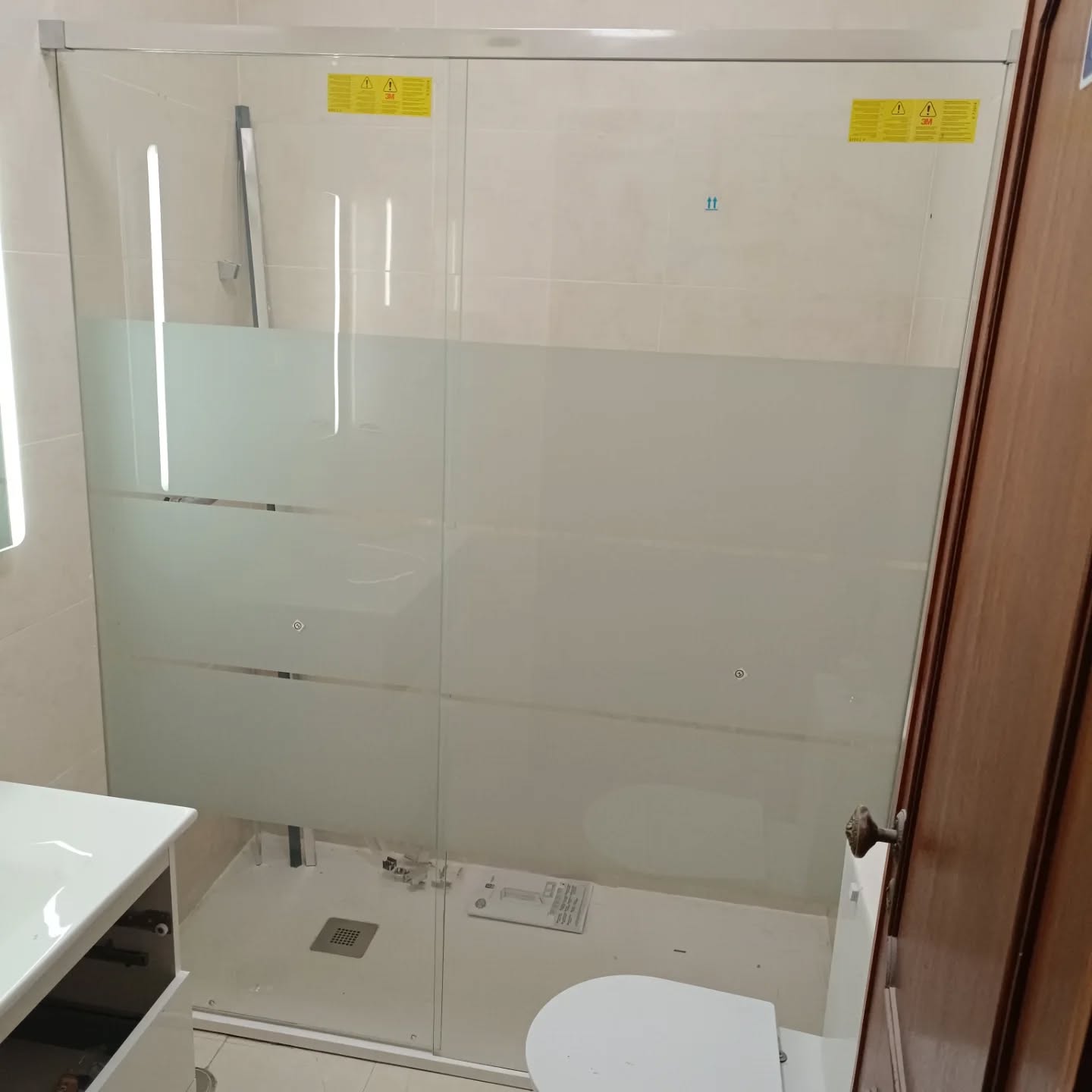 Remodelação de casa-de-banho com base de duche e resguardo em vidro