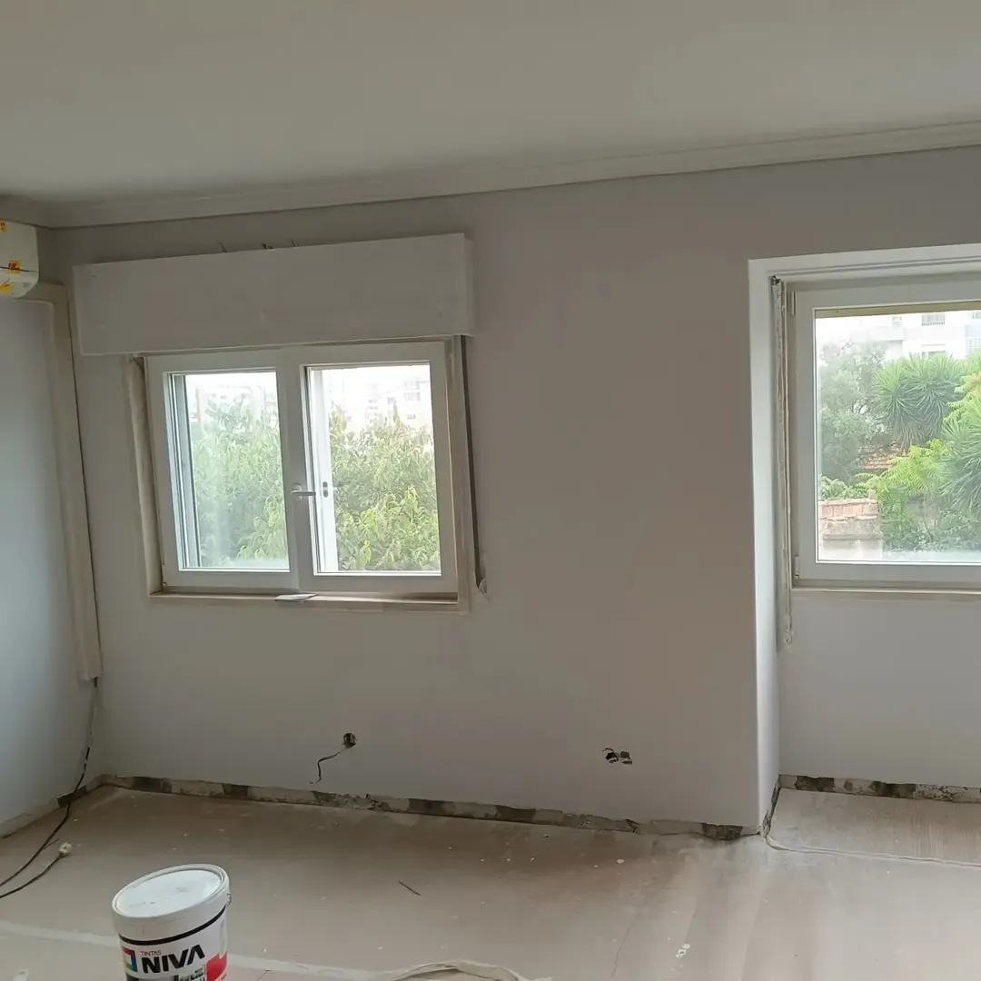 Pintura interior de habitação com preparação e acabamento liso