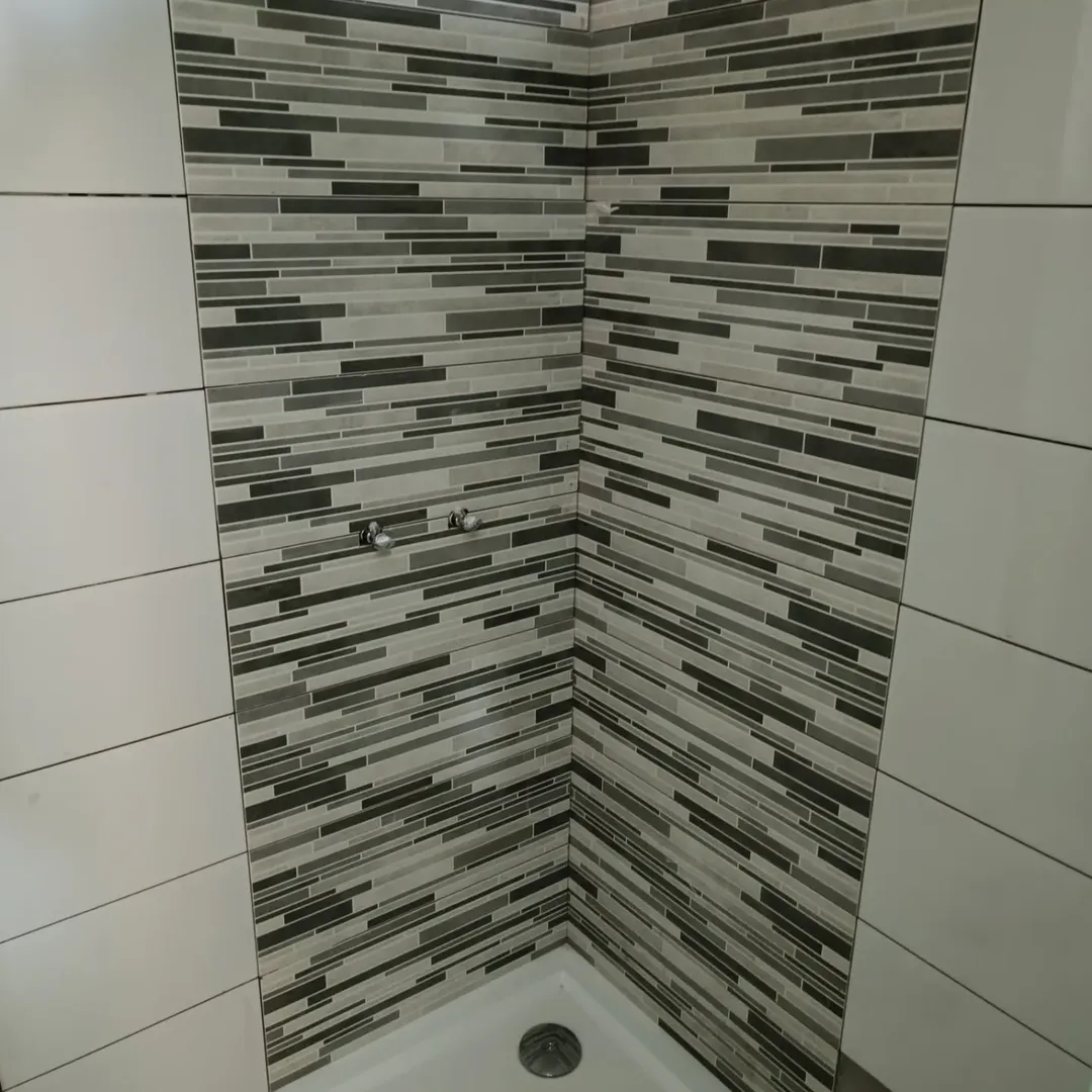 Construção de casa-de-banho com aplicação de mosaicos