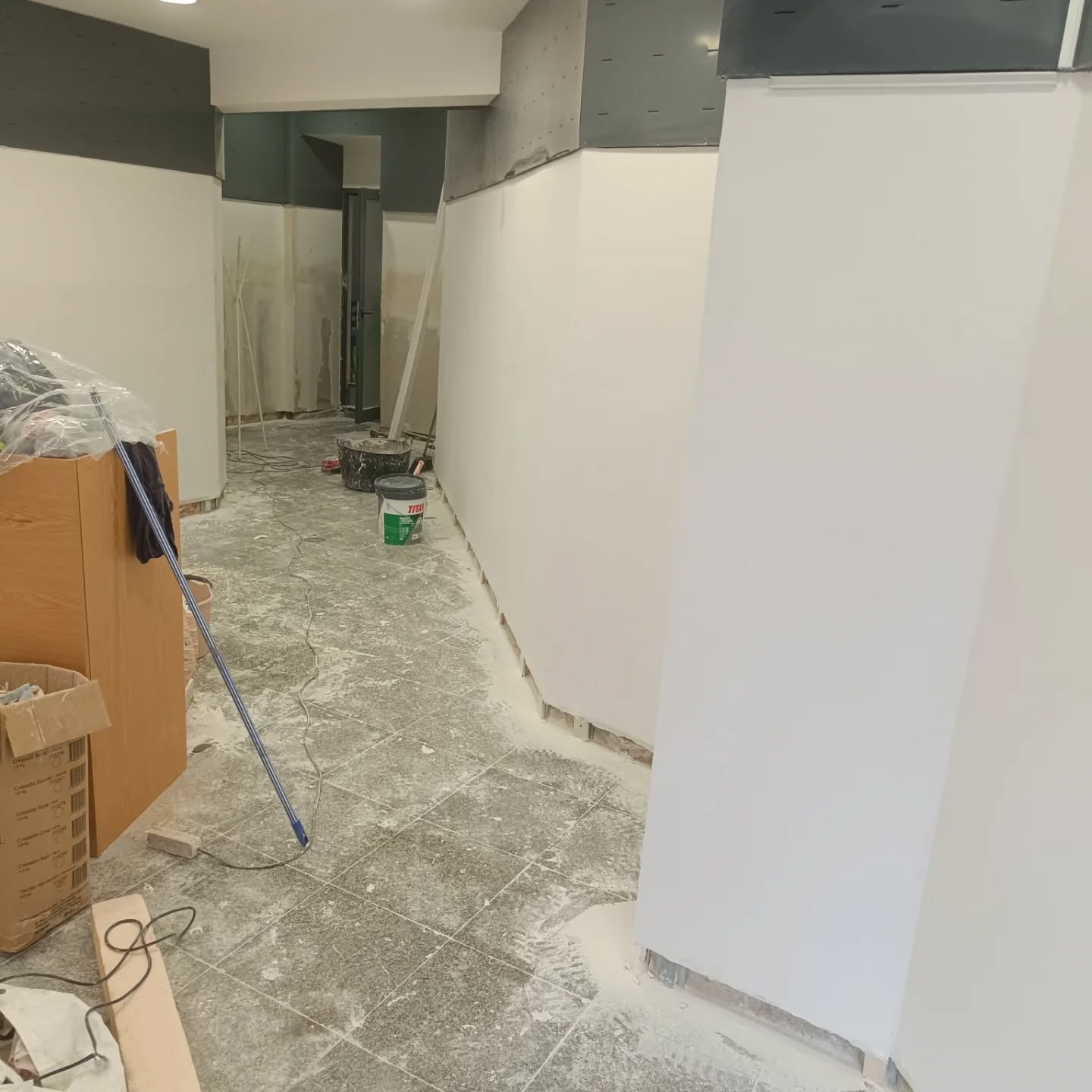Divisórias e revestimentos em pladur para espaço comercial