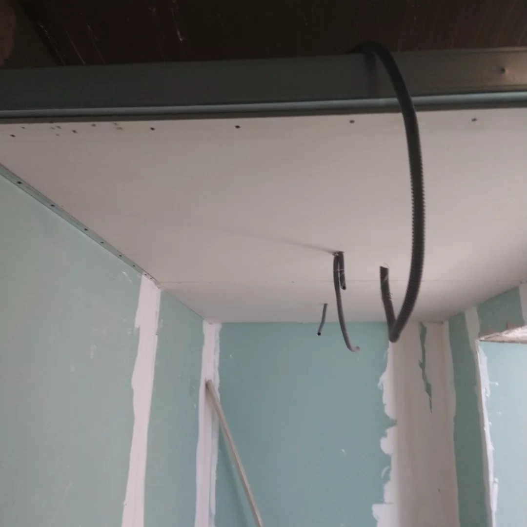 Teto falso em pladur com estrutura e acabamento