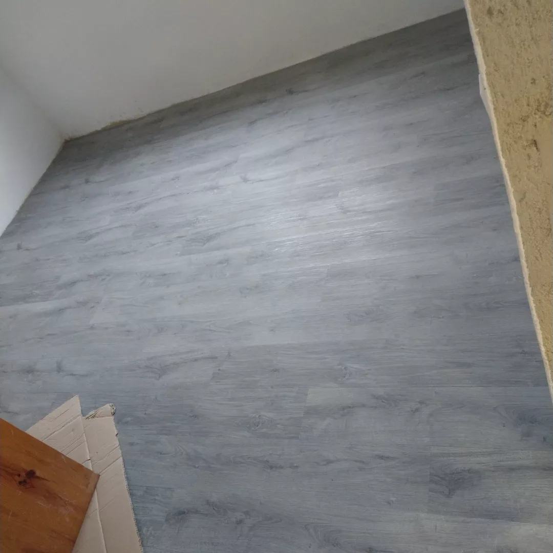 Pavimento flutuante em tom carvalho cinza