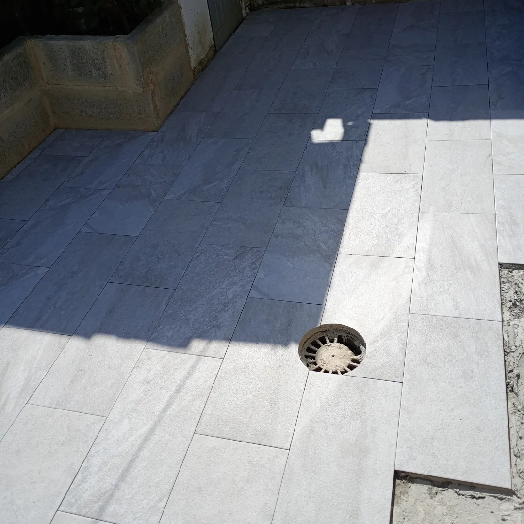 Pavimento porcelânico em pátio exterior